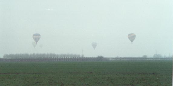 Le mongolfiere in gara nella foschia della campagna emiliana